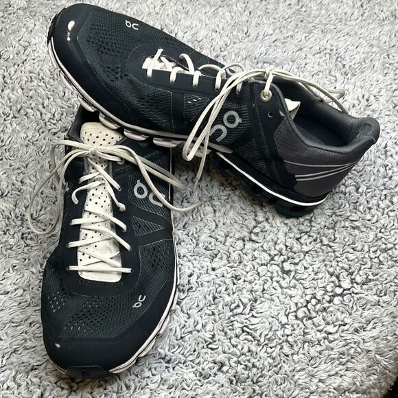 ON CLOUD 5 9.5 Black & White Athletic Unisex Swiss Engineered Running Shoes - Picture 1 of 14